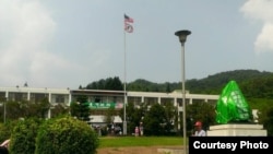 台湾团体占领省政府后升美国国旗（“美国台湾政府”提供）