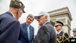 Menteri Luar Negeri AS John Kerry berbincang dengan para veteran Perang Dunia II dari Amerika dalam sebuah acara peringatan di Paris (8/5). (AP/Andrew Harnik, Pool)