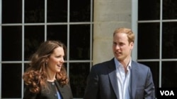 Pasangan Duke dan Duchess of Cambridge bergandengan tangan di Istana Buckingham, London (30/4). Mereka akan memulai bulan madu di tempat yang dirahasiakan.