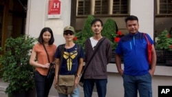 Anggota band Faiyen, Romchalee Sombulrattanakul, Trairong Sinseubpol, Nithiwat Wannasiri, Worravut Thueakchaiyaphum di Paris, Perancis, 5 Agustus 2019. (Junya Yimprasert via AP).