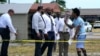 Clayton Dillard (kanan) berbicara dengan sejumlah penegak hukum untuk menanyakan kerabatnya di lokasi penembakan di sebuah gedung pertemuan di Miami, Minggu, 30 Mei 2021. (Foto: AP Photo/Lynne Sladky) 