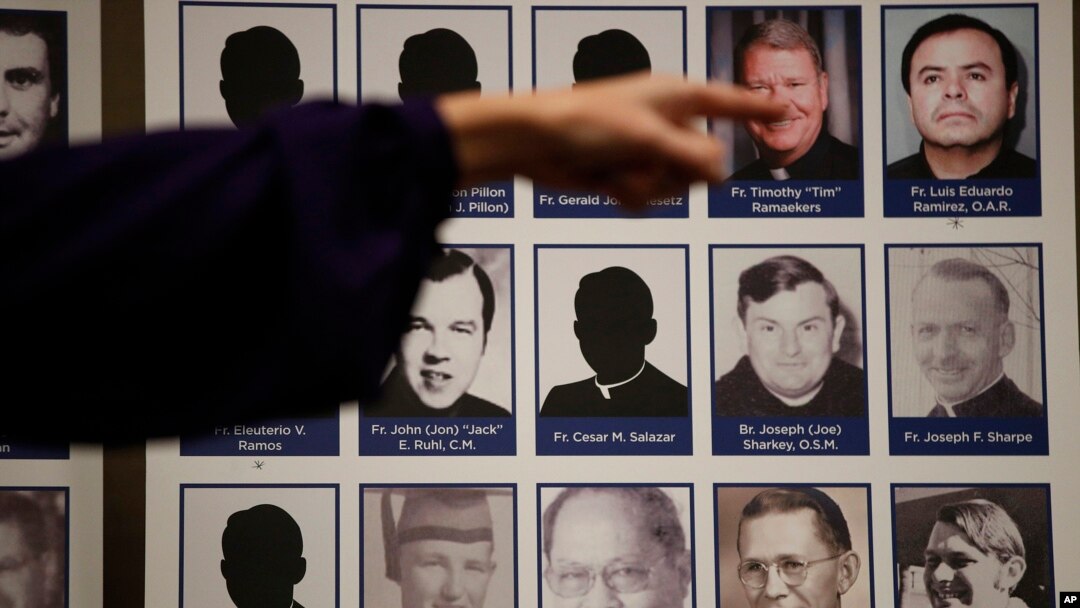 Seorang korban pelecehan seksual menunjuk foto pendeta Katolik yang dituduh melakukan pelecehan seksual oleh korbannya saat konferensi pers di Orange, California, Jumat, 31 Mei 2019 sebagai ilustrasi. (Foto: AP)