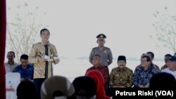 Presiden Joko Widodo menyampaikan pesan-pesan kepada penyintas lumpur Lapindo di titik 25 Kecamatan Porong Sidoarjo, Selasa 25 Agustus 2015 (Foto: VOA/Petrus Riski)