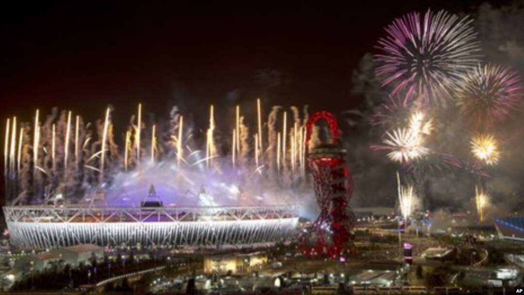 Kembang api menghiasi langit London dalam pesta penutupan Olimpiade Musim Panas 2012 yang berlangsung semalam (13/8).