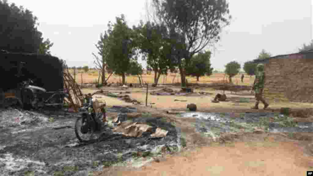 Wasu gidaje da aka kona a harin da ake zaton &lsquo;yan Boko Haram ne suka kaishi a Kawuri dake Maiduguri, Junairu 28, 2014.