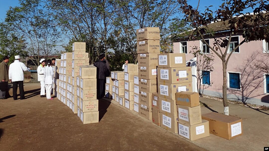 Pasokan medis untuk mengobati TB, sumbangan dari sebuah LSM di Korea Selatan dan AS tiba di sebuah klinik di Korea Utara. (Foto: Yayasan Eugene Bell)