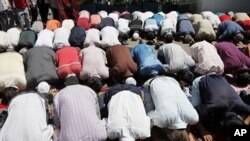 新疆穆斯林在清真寺里做礼拜（资料照片）