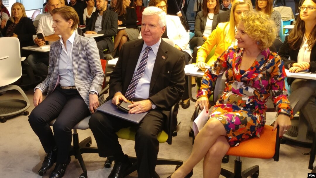 Premijerka Srbije Ana Brnabić i ambasador SAD u Srbiji Kajl Skot na otvaranju Festivala filantropije, u Unikredit banci u Beogradu, 24. oktobra 2018. (VOA)
