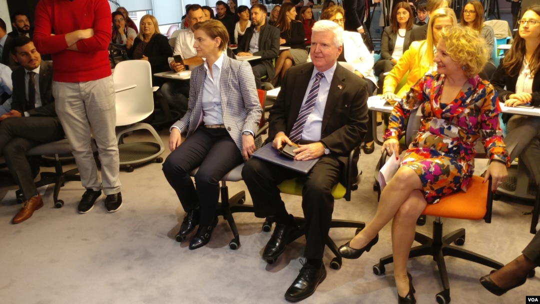 Arhiva - Premijerka Srbije Ana Brnabić i i ambasador SAD u Srbiji Kajl Skot na otvaranju Festivala filantropije, u Unikredit banci u Beogradu, 24. oktobra 2018. (VOA)