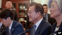 싱가포르를 국빈방문 중인 문재인 한국 대통령이 12일 이스타나 대통령궁에서 리셴룽 싱가포르 총리와 회담을 하고 있다. 그의 오른쪽으로 강경화 한국 외교부 장관. 