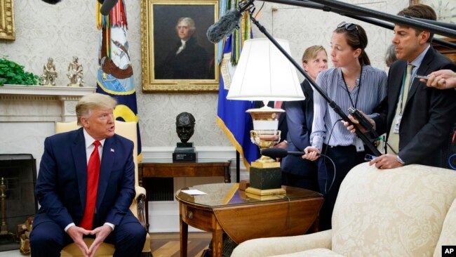 Tổng thống Donald Trump nói chuyện với các phóng viên tại Phòng Bầu dục, Tòa Bạch Ốc, ngày 9/7/2019.