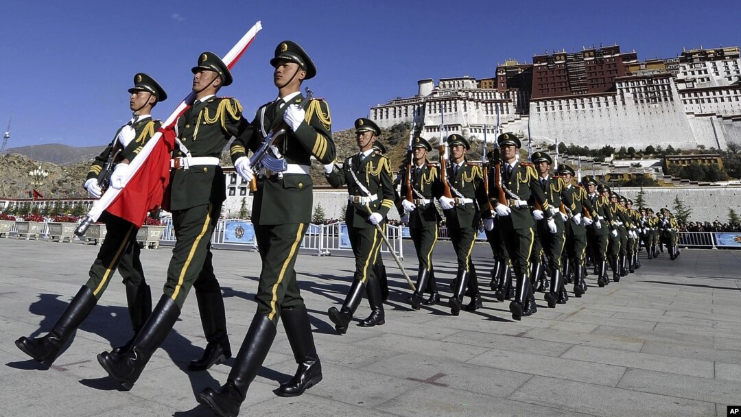 Polisi paramiliter China berbaris di wilayah otonomi Tibet (foto: dok). Aktivis Tibet menuduh polisi China menembaki demonstran. 