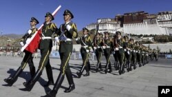 Polisi paramiliter China berbaris di wilayah otonomi Tibet (foto: dok). Aktivis Tibet menuduh polisi China menembaki demonstran. 