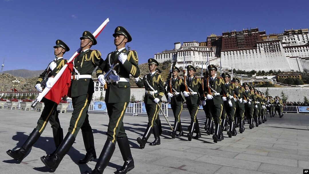 Polisi paramiliter China melakukan upacara di Lhasa, Tibet (foto: dok). China akan mengintensifkan pemantauan atas warga Tibet secara online. 