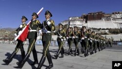 Polisi paramiliter China melakukan upacara di Lhasa, Tibet (foto: dok). China akan mengintensifkan pemantauan atas warga Tibet secara online. 