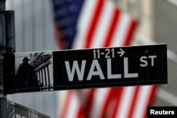 FILE: Papan penunjuk jalan 'Wall Street" di luar gedung New York Stock Exchange di New York, Amerika Serikat.