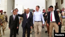 Yemen's Foreign Minister, Khaled al-Yamani, 2nd left, walks with British Foreign Secretary, Jeremy Hunt, 2nd right, at the presidential palace in Aden, March 3, 2019. 