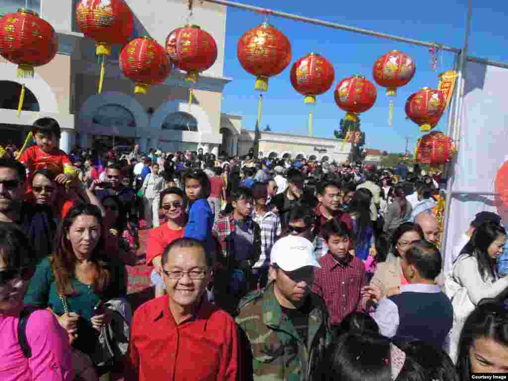 Hàng nghìn khách du xuân đón Tết (ảnh Bùi Văn Phú)