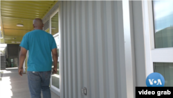 用集裝箱建造的創新建築為無家可歸者提供居住地方。（視頻截圖）