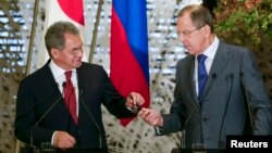 Menhan Rusia Sergey Shoigu (kiri) dan Menlu Rusia Sergey Lavrov memimpin delegasi Rusia dalam kunjungan 2 hari ke Mesir (foto: dok). 