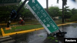 Un automovilista pasa por un semáforo derribado por fuertes vientos y lluvias causados ​​por el huracán Beryl, una tormenta de categoría 2, en Playa del Carmen, México, el 5 de julio de 2024.