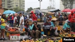 Vendedores esperan por compradores en el mercado mayorista de Coche, en Caracas, en medio de la pandemia de coronavirus, el 23 de julio de 2020.
