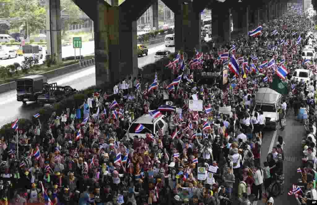 Anti-government protesters march to the government complex in Bangkok, Nov. 27, 2013.