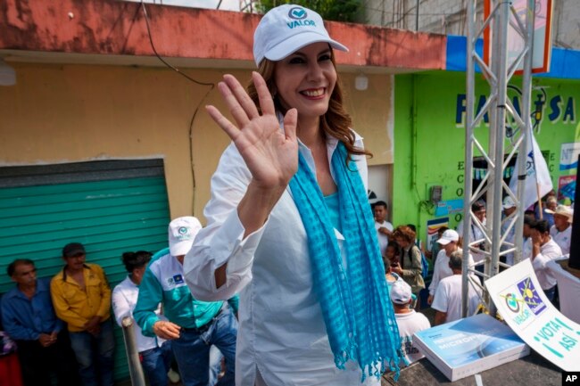 ARCHIVO - Zury Ríos Sosa, candidata presidencial por la coalición Valor y Unionista, durante un acto de campaña en Sansare, Guatemala, el 2 de junio de 2023. Los guatemaltecos acuden a las urnas el 25 de junio. (Foto AP/Moises Castillo, Archivo)