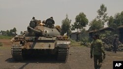 A Congolese government tank prepares to deploy for fighting against M23 rebels, at an operating base in Kanyaruchinya, north of Goma, eastern Democratic Republic of Congo, Aug. 23, 2013. 