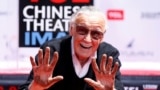 Salah satu pencipta Marvel Comics, Stan Lee, memperlihatkan tangannya setelah menempatkannya di cetakan semen dalam sebuah upacara di halaman latar teater TCL Chinese di Los Angeles, AS, 18 Juli 2017 (foto: REUTERS/Mario Anzuoni)