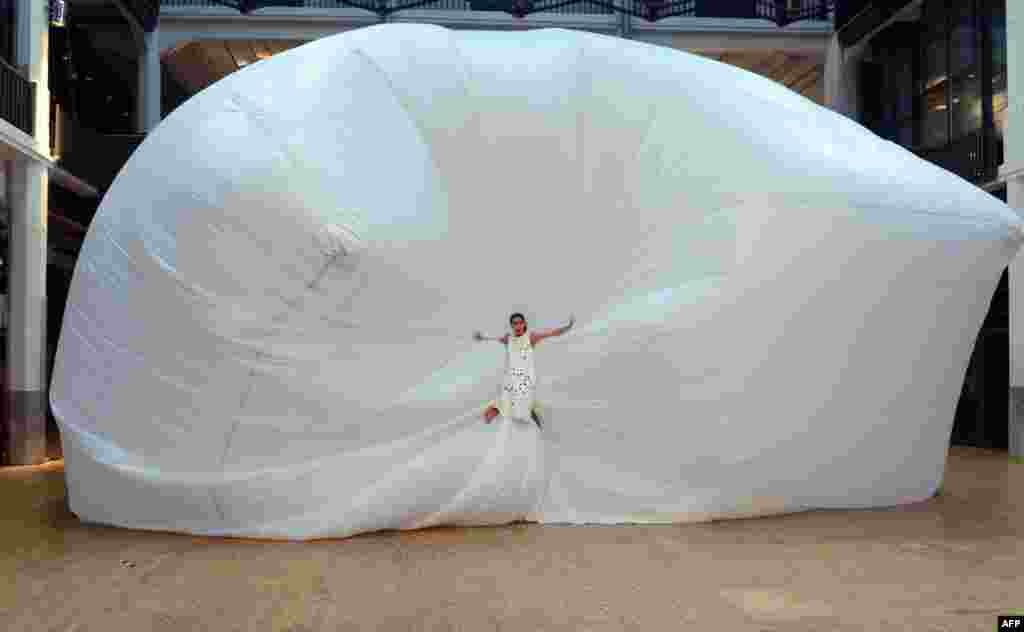 Seorang penari memerankan "Wolke" karya koreografer Jerman Sasha Waltz sebagai bagian dari pameran seni Sasha Waltz" di kota Karlsruhe, Jerman barat.