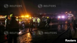 Des secouristes débarrassent les débris après un incendie impliquant un camion-citerne le long de la voie express Lagos-Ibadan dans l'axe Ojodu de Lagos (Nigéria) le 28 juin 2018. REUTERS / Akintunde Akinleye