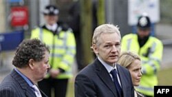 Основатель Wikileaks Джулиан Ассандж (в центре) у здания суда в Лондоне. Великобритания. 11 января 2011 года