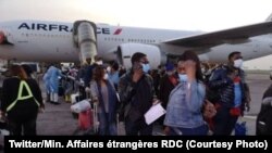 Ba Congolais bawuti Paris na Bruxelles bakiti na mpepo ya Air France na aéroport international ya N'Djili, 15 mai 2020, (Twitter/Min. Affires étrangères RDC)