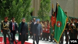 Presiden Afghanistan Hamid Karzai menyambut kunjungan PM India Manmohan Singh dalam upacara resmi di Kabul (12/5).