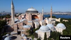 Hagia Sophia atau Ayasofya di Istanbul Turki, bekas gereja katedral di jaman kerajaan Bizantium dan pernah menjadi masjid di jaman Dinasti Ottoman (foto: dok). 