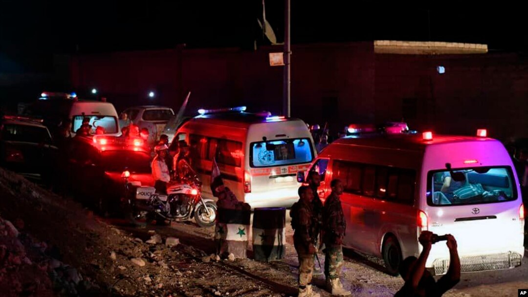Konvoi ambulans membawa beberapa warga Suriah dievakuasi dari Kfyarya dan Foua, dua desa pro-pemerintah di Provinsi Idlib, Suriah, 19 Juli 2018.
