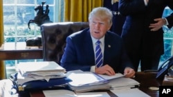 ARHIVA - Bivši predsjednik Donald Tramp u Ovalnoj kancelariji u Bijeloj kući (Foto: AP/Pablo Martinez Monsivais)