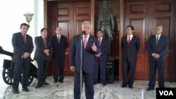 Menteri Pertahanan Purnomo Yusgiantoro memberikan informasi mengenai hasil pembicaraannya dengan Menhan Australia David Johnstons di Kantor Kementerian Pertahanan di Jakarta, 8/11/2013.