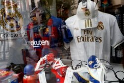 21일 스페인 바르셀로나의 스포츠용품점에 유럽 프로축구 명문구단 기념품이 전시돼있다.