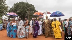 Des rois de divers districts d'Abomey arrivent pour assister aux funérailles de Dah Dedjalagni Agoli-Agbo, monarque de l'ancien royaume militariste du Dahomey, à Abomey, au Bénin, le 11 août 2018.