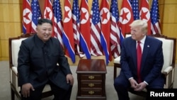 판문점 비무장지대(DMZ)에서 만난 도널드 트럼프 미국 대통령과 김정은 북한 국무위원장 (2019년 6월 30일)
