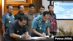 Gubernur Jawa Timur Soekarwo dan KSAL Laksamana TNI Ade Supandi menandatangani perjanjian kerjasama di bidang pendidikan dan keterampilan kerja di bidang maritim, di Gedung Negara Grahadi, Surabaya, Selasa, 24 Januari 2017. (Foto: VOA/Petrus Riski).