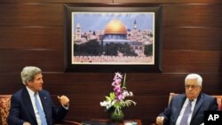 19일 회담을 벌이는 존 케리 미국 국무장관과 마무드 압바스 팔레스타인 자치정부 수반 (자료사진) 