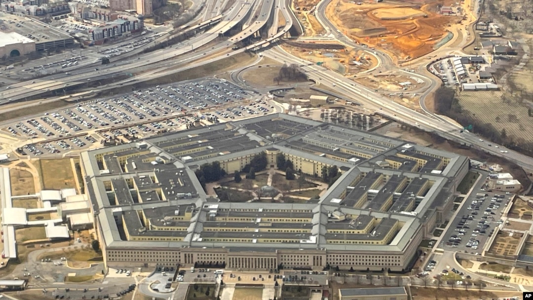 Vista del Pentágono a través de la ventana de un avión en Washington, el jueves 20 de febrero de 2025.