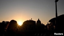 Atardece en el Vaticano el 4 de marzo de 2025.