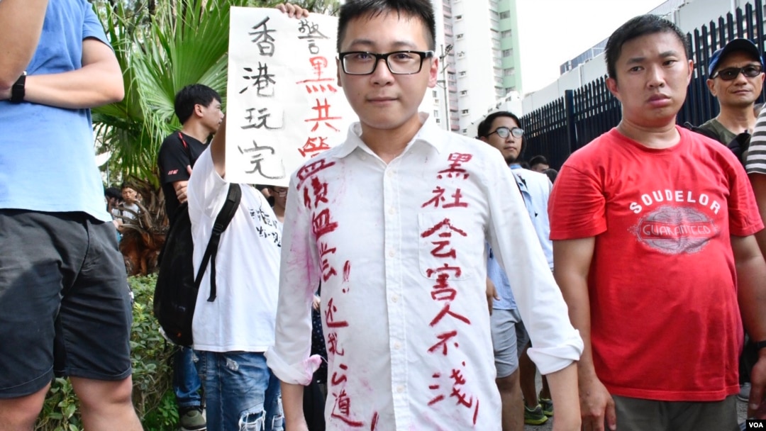 元朗居民陳可樂表示，7月21日晚元朗西鐵站白衣人襲擊途人事件，以及7月22日疑似黑幫恐嚇再出刀手施襲，反映黑社會治港。(美國之音湯惠芸拍攝)