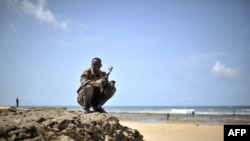 Un homme armé appartenant à une milice formée pour sécuriser Marka, le 30 avril 2014. (AFP PHOTO)