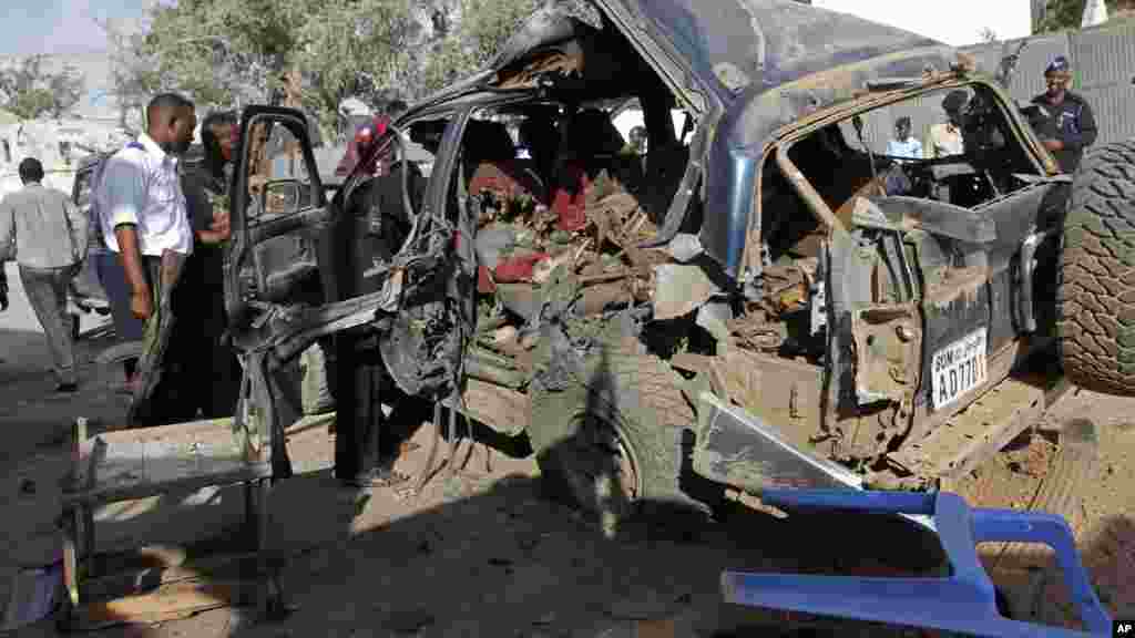 La scène après l&#39;explosion d&#39;une voiture piégée, le 9 mars 2016 à Mogadiscio.