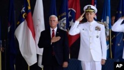 El vicepresidente Mike Pence asiste a una ceremonia con el comandante del Comando Indoamericano, admiral Phil Davidson, por la llegada de los restos que se cree pertenecen a miembros del servicio militar estadounidense que murieron en la Guerra de Corea. Base Conjunta Pearl Harbor-Hickam, Hawai, miércoles, 1 de agosto de 2018. (AP Photo / Susan Walsh)